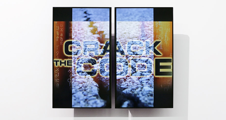 Crack, 2016 / Video installation with 2 screens on vibrating motors, computer and custom software (Video software: Claude Micheli, Electronic: Sylvain Belot)