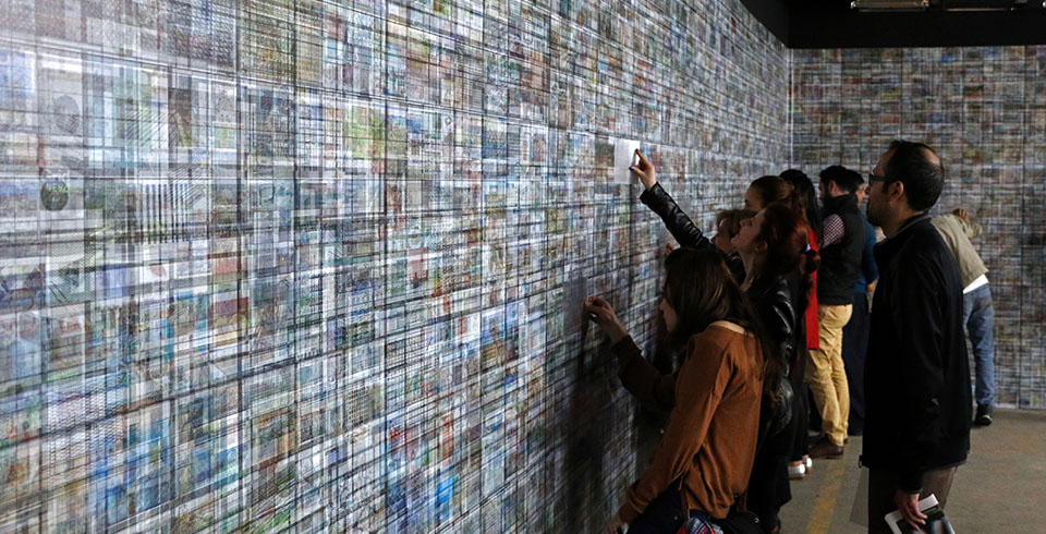 Site specific print installation with lenticular sheets, 12 x 2.50 m / Voltaje, Centro Creativo Textura,  Bogotá, COL