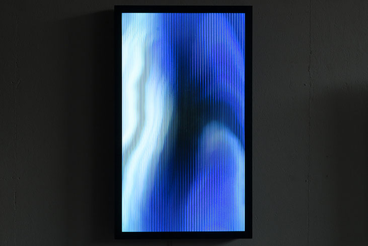 Color Screens of Death (Blue), 2016 / Video installation with lenticular panel on LED screen, computer and specific software, 0.55 × 0.90 m