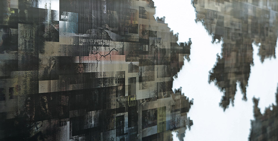 Crackography (X2), 2018 / Exhibition view, Galerie Pascal Janssens, Gent, BE / Lenticular print on cut black aluminum composite (4 panels), 1.50 x 1.50 m