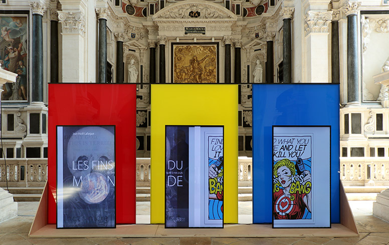 The Ends of Painting, 2020 / Futurs Antérieurs exhibition, La Chapelle, Chaumont, FR / Algorithmically composed video installation on 3 screens : 4.50 × 2.50 m (total) / Video software: Claude Micheli