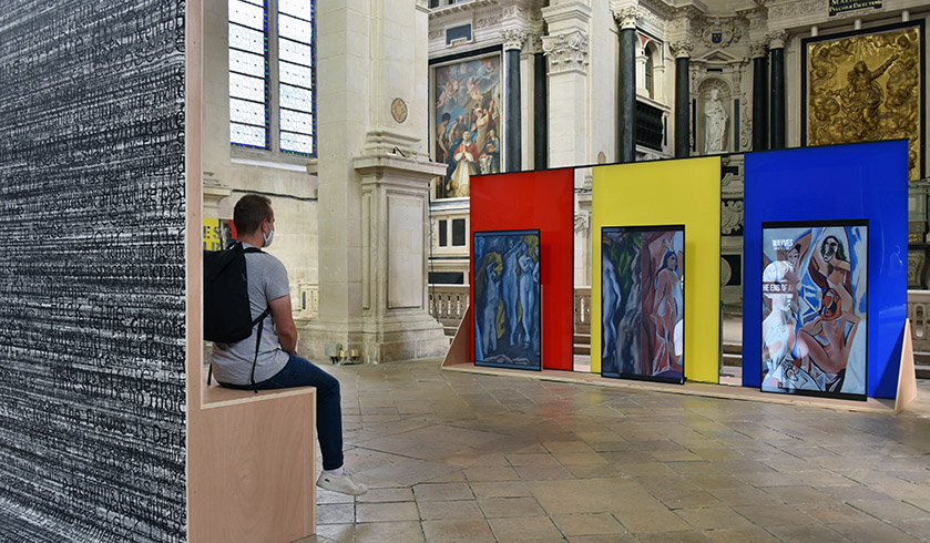 The Ends of Painting, 2020 / Futurs Antérieurs exhibition, La Chapelle, Chaumont, FR / Algorithmically composed video installation on 3 screens : 4.50 × 2.50 m (total) / Video software: Claude Micheli / Photo : Richard Pelletier
