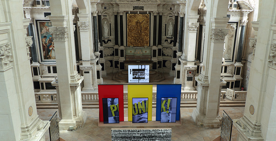 The Ends of Painting, 2020 / Futurs Antérieurs exhibition, La Chapelle, Chaumont, FR / Algorithmically composed video installation on 3 screens : 4.50 × 2.50 m (total) / Video software: Claude Micheli