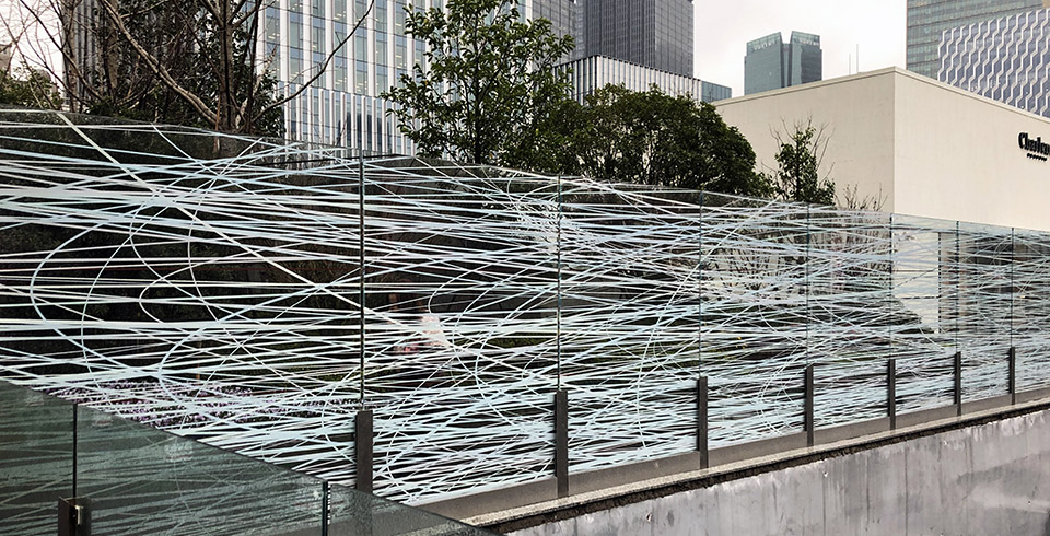 Double Connection, 2020 / Lujiazui Harbour City, Shanghai, CN / Pascal Dombis in collaboration with Gil Percal (architect) / 2 printed glass structures : 40 x 2 m and 36 x 2 m in total (50 panels : 1,50 x 2 m each)