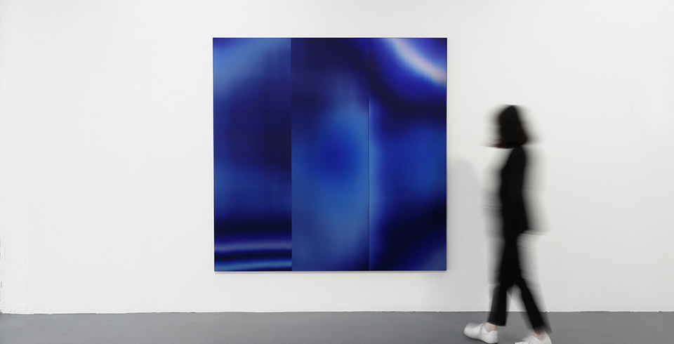 Post-Digital Blue, 2020 / Barroco! II, Galerie Odile Ouizeman, Paris, 2021 / Lenticular print on aluminum composite, 1.80 × 1.80 m