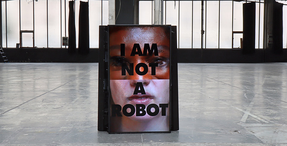 I AM NOT A ROBOT, 2021 / Algorithmically composed video installation on 3 screens / Video software: Claude Micheli