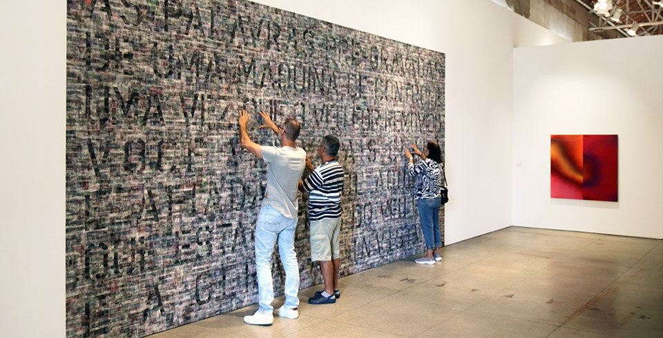 Geração Invisivel, 2022 / Installation view, Post-Digital Exhibition, MACS – Museum of Contemporary Art Sorocaba, BR / Site specific print installation with lenticular sheets, 6.00 × 3.00 m