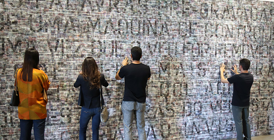 Geração Invisivel, 2022 / Installation view, Post-Digital Exhibition, MACS – Museum of Contemporary Art Sorocaba, BR / Site specific print installation with lenticular sheets, 6.00 × 3.00 m