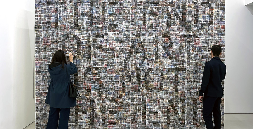 Spin Machine, Dan Galeria Contemporânea, São Paulo, 2024 / Print installation with lenticular sheets, 3.50 × 2.75 m