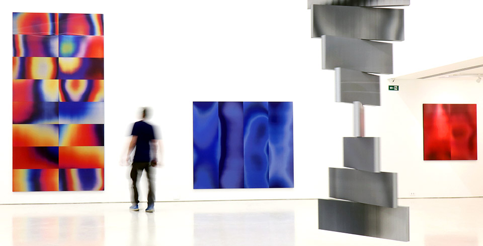 Post-Digital Blue, 2020, Lenticular print on aluminum composite, 2.10 × 1.80 m / Exhibition view, Spin Machine, Dan Galeria, São Paulo, 2024