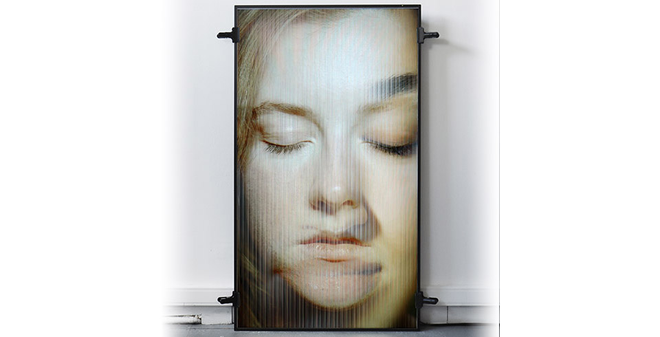 Open/Eye, 2025 / Algorithmically composed video installation with lenticular screen, 
1.00 x 1.70 m / Video software: Claude Micheli