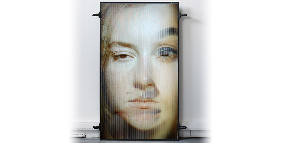 Open/Eye, 2025 / Algorithmically composed video installation with lenticular screen, 
1.00 x 1.70 m / Video software: Claude Micheli