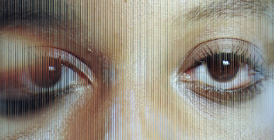 Open/Eye, 2025 / Algorithmically composed video installation with lenticular screen, 
1.00 x 1.70 m / Video software: Claude Micheli