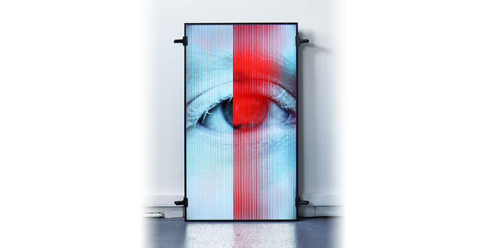 Open/Eye, 2025 / Algorithmically composed video installation with lenticular screen, 
1.00 x 1.70 m / Video software: Claude Micheli