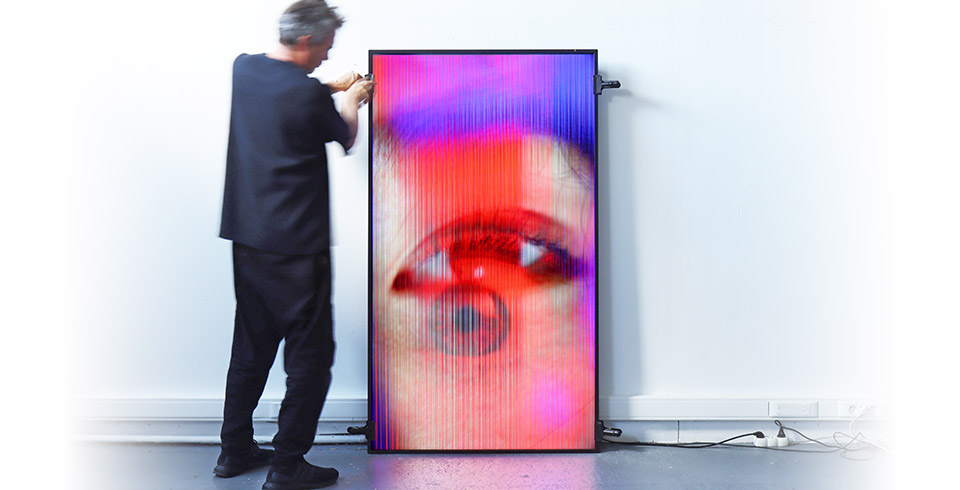 Open/Eye, 2025 / Algorithmically composed video installation with lenticular screen, 
1.00 x 1.70 m / Video software: Claude Micheli